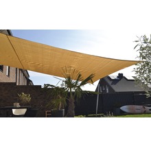 Rechthoekig schaduwdoek van stof boven een terras
