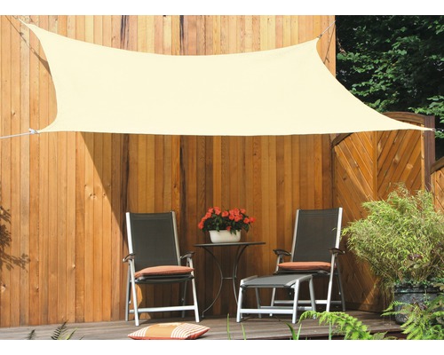 Scene met zonnescherm boven tuinmeubelen op een houten terras
