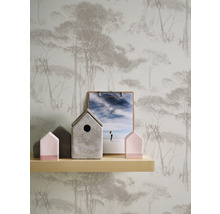 Decoratieve scène met behang met boommotief, houten plank, huisjes en klembord