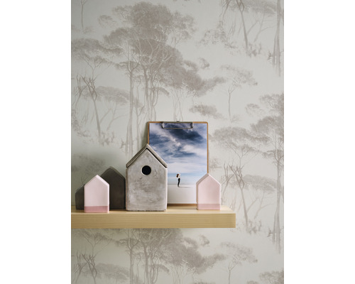 Decoratieve scène met behang met boommotief, houten plank, huisjes en klembord