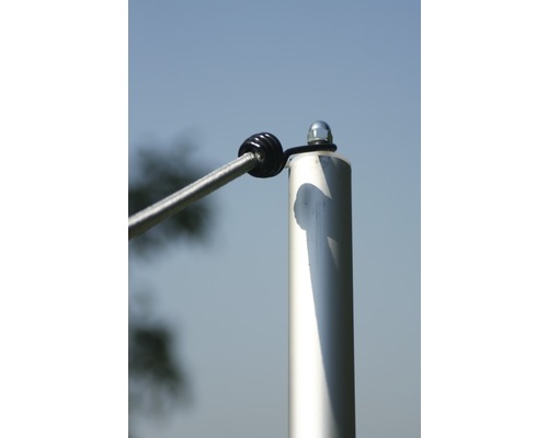 Detailopname van een hekpaal met kabel en bevestigingsmaterialen