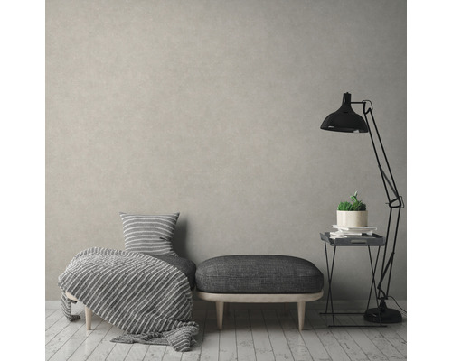 Woonkamerscène met wand, bank, lamp en decoratie voor een moderne woonsfeer