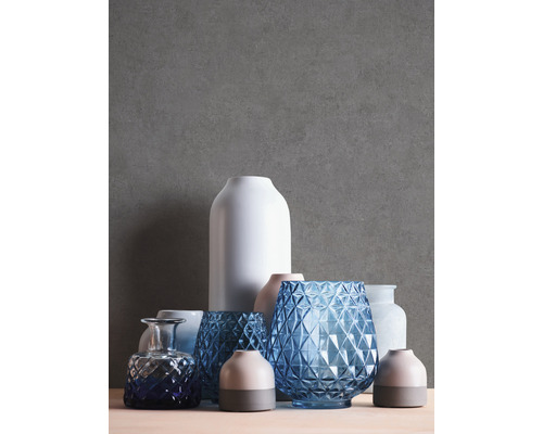 Arrangement van diverse vazen in verschillende maten en designs.