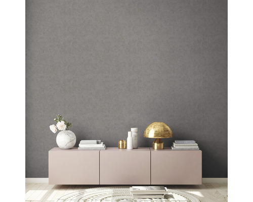 Woonkamer met dressoir, lamp en decoratie