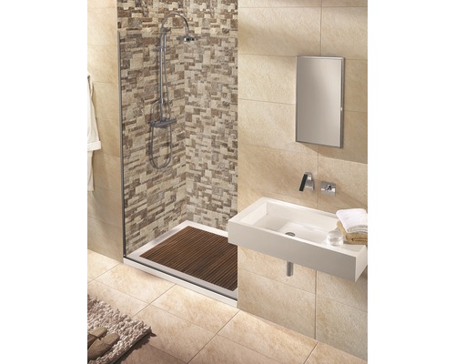 Moderne badkamer met douche, wastafel en spiegel