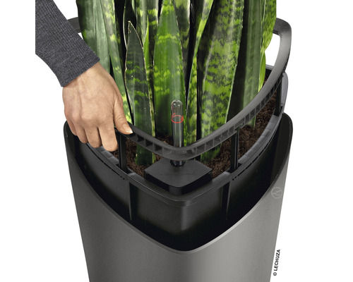 Detailopname van een Lechuza plantenbak met irrigatiesysteem en waterniveau-indicator