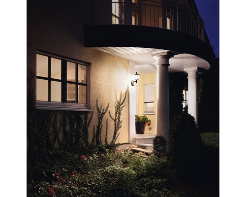 Verlicht huis met tuin en buitenlamp