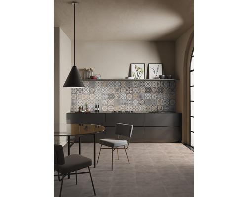 Keuken met vloertegels, keukenblok en eettafel met stoelen.