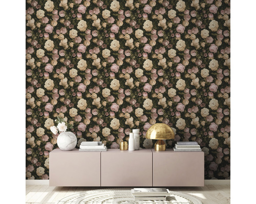 Scene met bloemenbehang, dressoir en decoratieve artikelen
