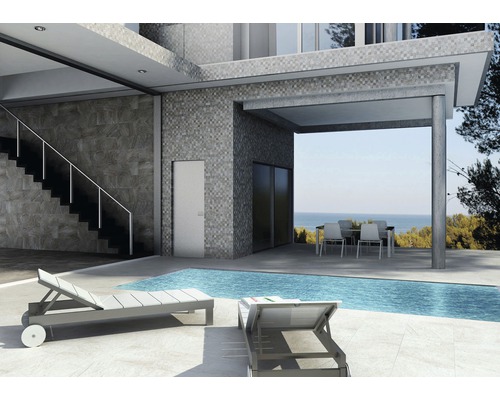 Buitenaanzicht van een huis met zwembad, terras met ligstoelen en trap