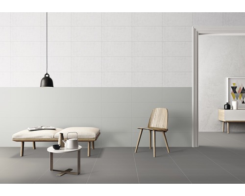 Lichte ruimte met wand- en vloertegels, ingericht met zitmeubels en decoratie