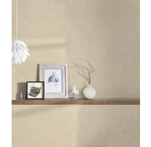 Beige wandbekleding met decoratieve objecten op een houten plank