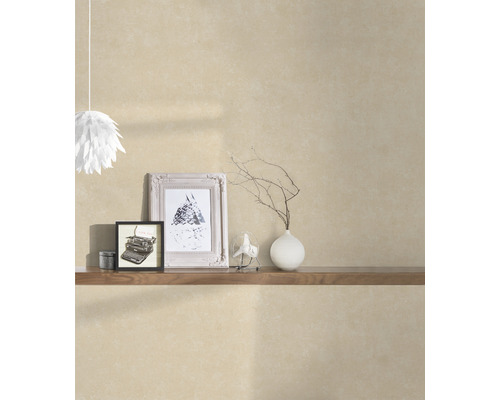 Beige wandbekleding met decoratieve objecten op een houten plank