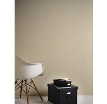 Woonkamer met beige vliesbehang, stoel en zwarte opbergdozen