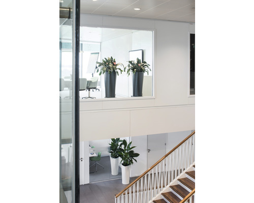 Interieurfoto van een trappenhuis met potplanten op verschillende niveaus.