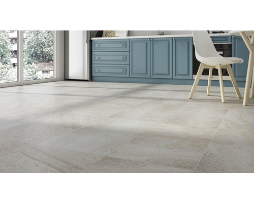 Lichte, ruime keuken met vloertegels in natuursteenlook en keukenmeubels