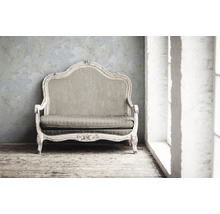 Decoratieve bank in vintage stijl met bekleding voor een muur