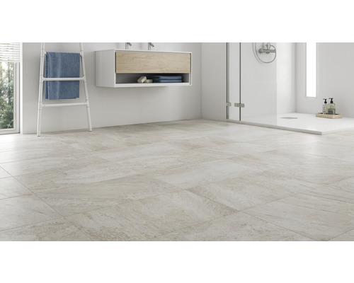 Moderne badkamer met lichte vloertegels, douche en wastafel