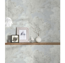 Kamerzicht met patroonbehang, plank en decoratieve objecten.