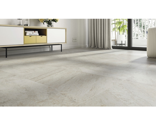 Lichte kamer met gelegde vloertegels, een dressoir en een raam.