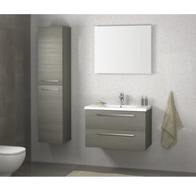 Badkamer met wastafelonderkast, spiegelkast en hoge kast