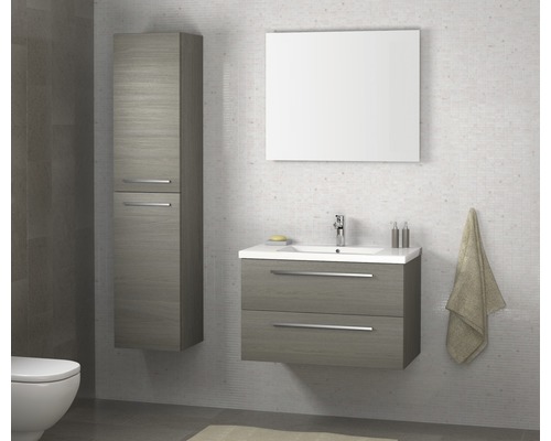 Badkamer met wastafelonderkast, spiegelkast en hoge kast