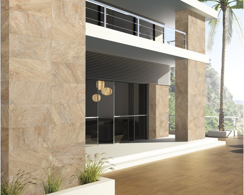 Buitenaanzicht van een gebouw met gevelbekleding en vloertegels in steenlook.