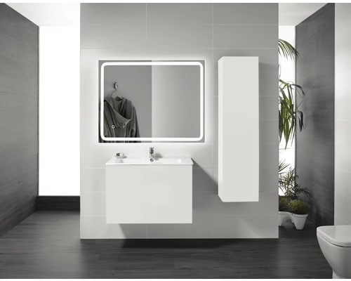 Moderne badkamer met verlichte spiegel, wastafelonderkast en hoge kast