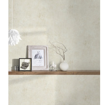Decoratieve wanddecoratie met patroonbehang en woonaccessoires op een houten plank