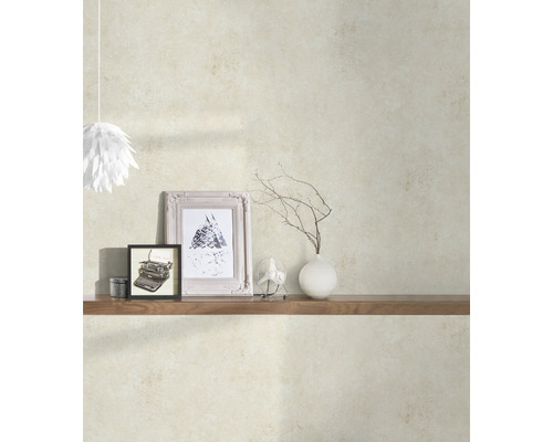 Decoratieve wanddecoratie met patroonbehang en woonaccessoires op een houten plank