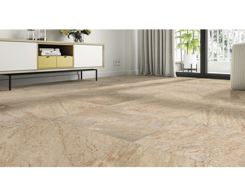 Lichte woonkamer met vloertegels in steenlook, meubels en raam