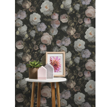 Decoratief behang met bloemmotief achter een tafel met potplant en fotolijst