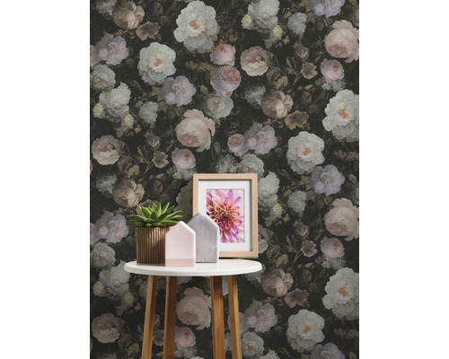 Decoratief behang met bloemmotief achter een tafel met potplant en fotolijst