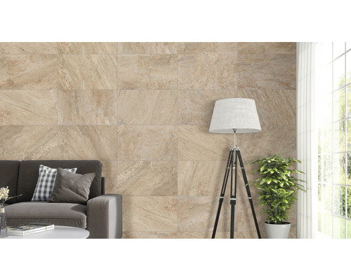 Woonkamer met wandtegels in steenlook, staande lamp en bank