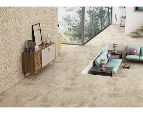 Lichte woonkamer met vloertegels, woonkamermeubels en groot raam