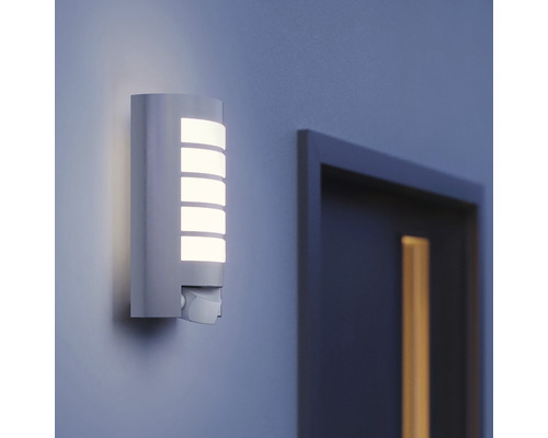 Wandlamp met bewegingsmelder naast een deur