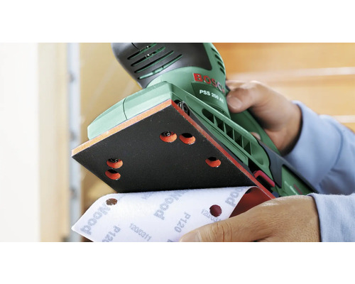 Persoon bevestigt schuurpapier aan een Bosch vlakschuurmachine.