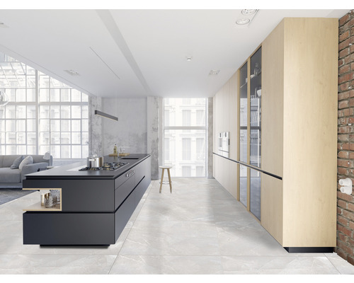 Moderne keuken met kookeiland, kasten en grote ramen voor een lichte en ruime sfeer.