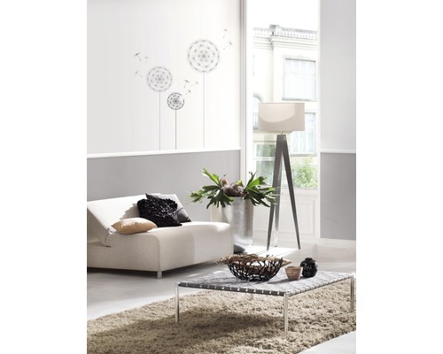 Lichte woonkamer met bank, tafel, lamp en muursticker met paardenbloem