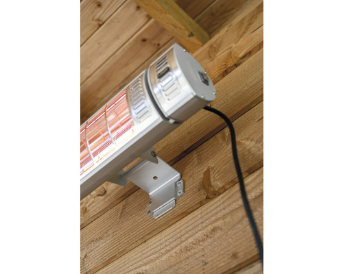 Infraroodstraler voor wandmontage op een houten wand