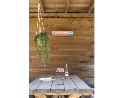 Overdekt terras met terrasverwarmer, tafel, fles wijn en glazen