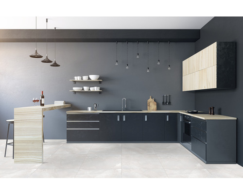 Moderne keuken met donkere kasten, houten accenten en tegelvloer