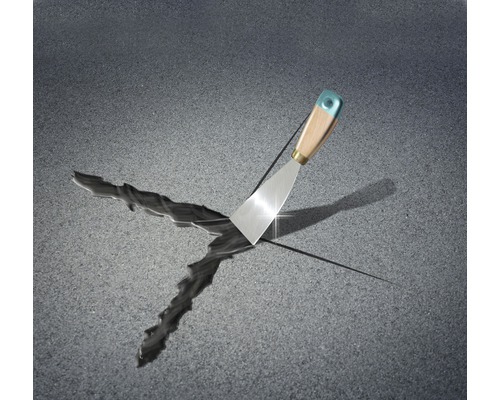 Plamuurmes op een grijze achtergrond met gevulde scheuren