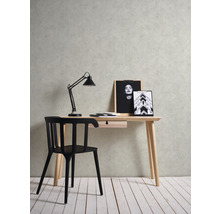 Bureau met lamp, stoel en decoratie voor een lichte werkplek