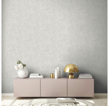 Woonkamer met patroonbehang, dressoir en decoratieve elementen voor een stijlvol interieur.