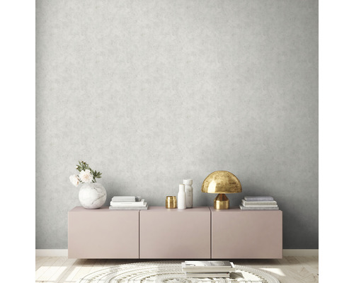 Woonkamer met patroonbehang, dressoir en decoratieve elementen voor een stijlvol interieur.