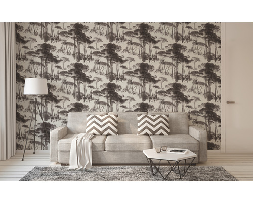 Woonkamer met bank, vloerlamp en behang met bosmotief