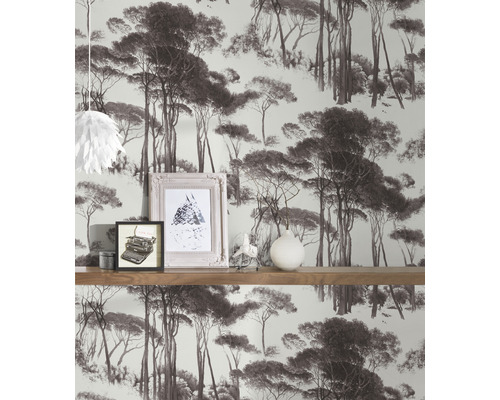 Behang met bosmotief in een kamer met een plank