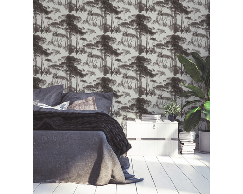 Slaapkamer met behang met bosmotief, bed, nachtkastje en kamerplant