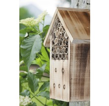 Houten insectenhotel met nestbuizen
